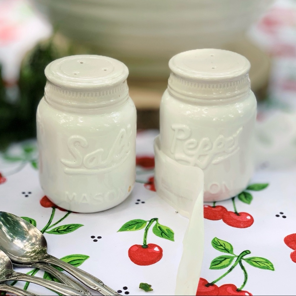 White mason jar salt/ pepper shakers / NWOT